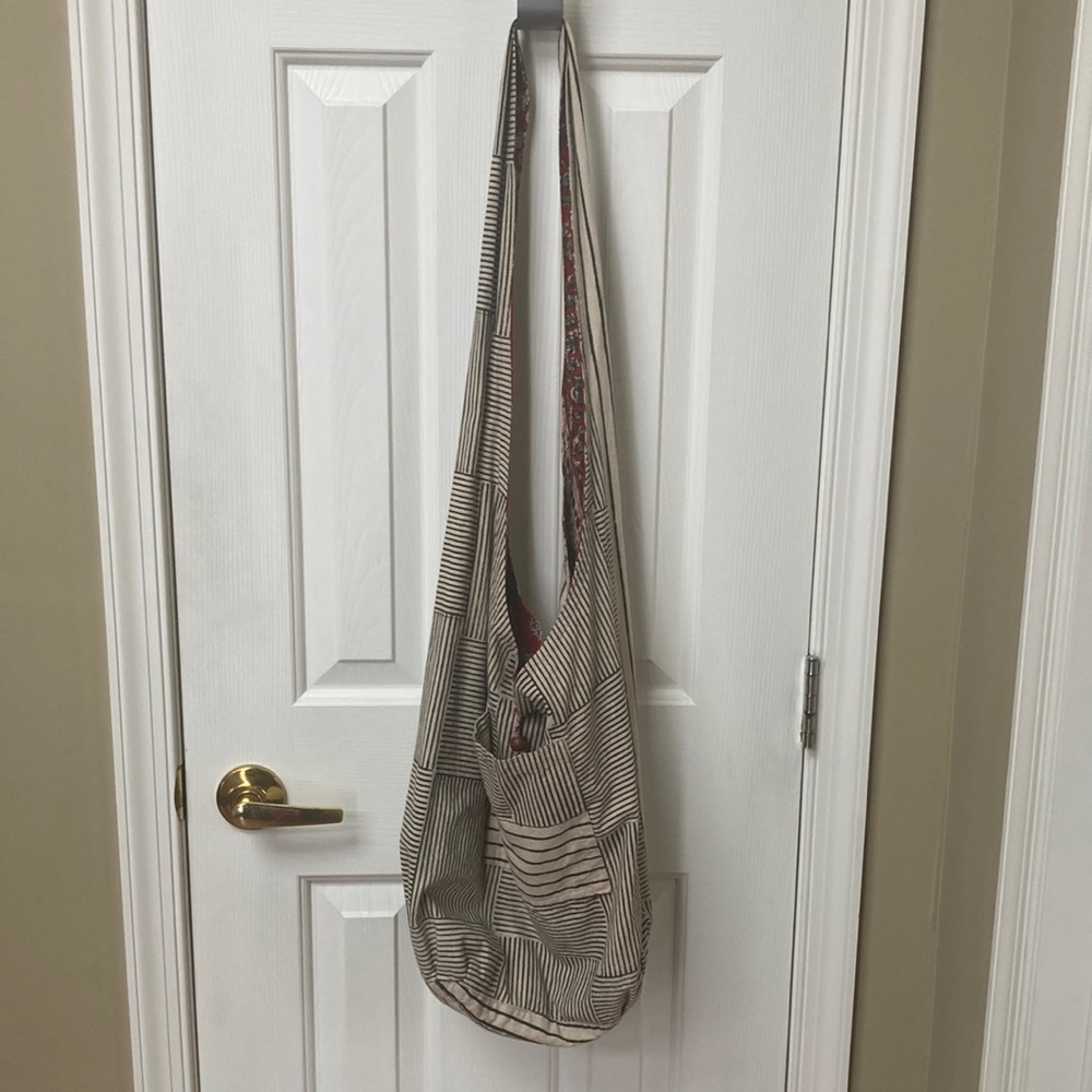 3/$20 EUC reversible hobo-style cloth tote